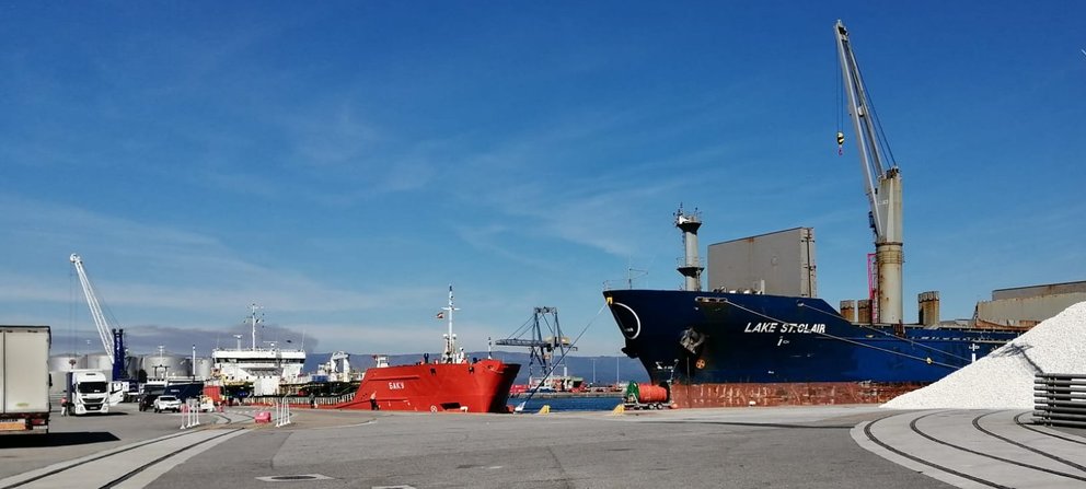 Una descarga de mercancía en el Puerto de Vilagarcía.