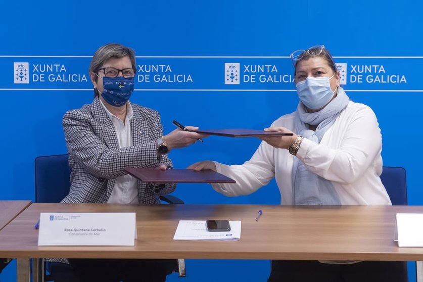 La conselleira do Mar, Rosa Quintana, y la presidenta del Consello Regulador de la DOP Mexillón de Galicia, Lina Solla./C.PAZ.