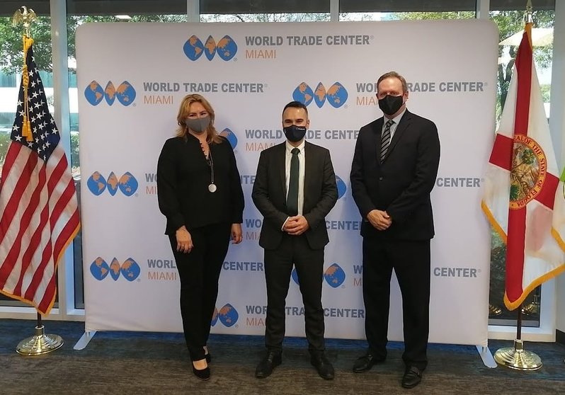 El director del Igape, Fernando Guldrís (centro) con Alice Ancona, vicepresidenta, e Ivan Barrios, presidente del World Trade Center de Miami.