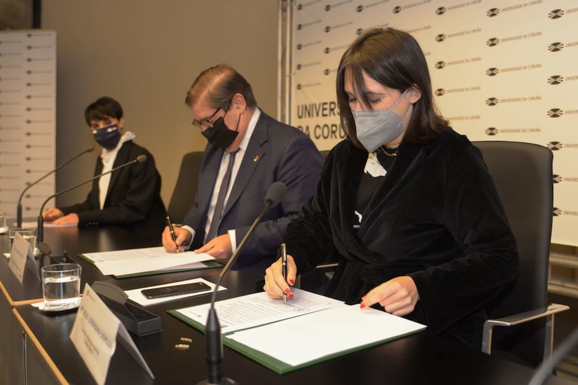 El rector de la UDC, Julio Abalde, y la conselleira de Emprego e Igualdade, María Jesús Lorenzana, en el momento de la firma del protocolo.