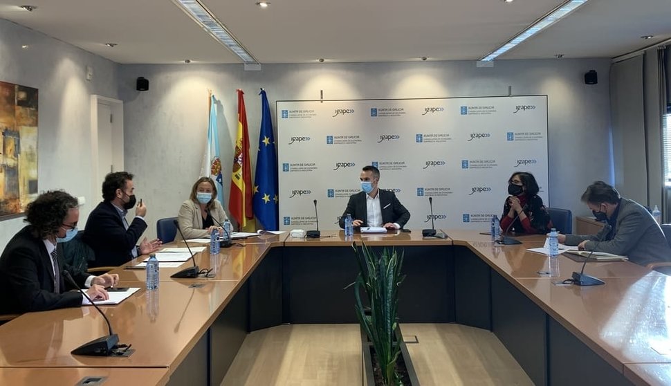 Reunión del director del Igape, Fernando Guldrís, y la directora general de la EOI, Nieves Olivera.