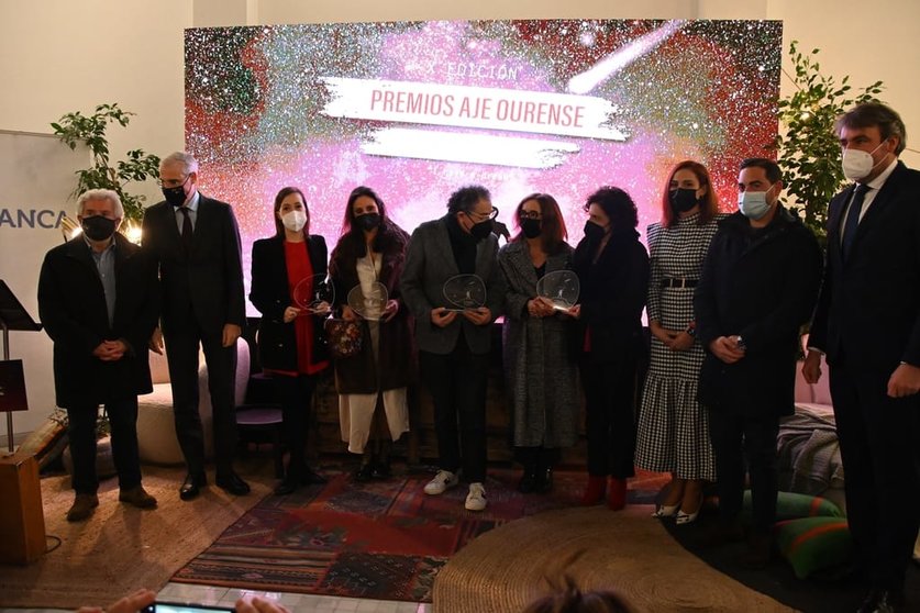 Galadonados, autoridades y miembros de la asociación en la entrega de los X Premios AJE Ourense./TWITTER AJE.
