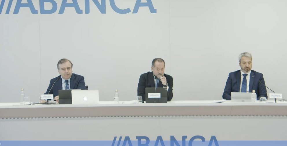 Francisco Botas, Juan Carlos Escotet y Alberto de Francisco, en la presentación de resultados de Abanca.