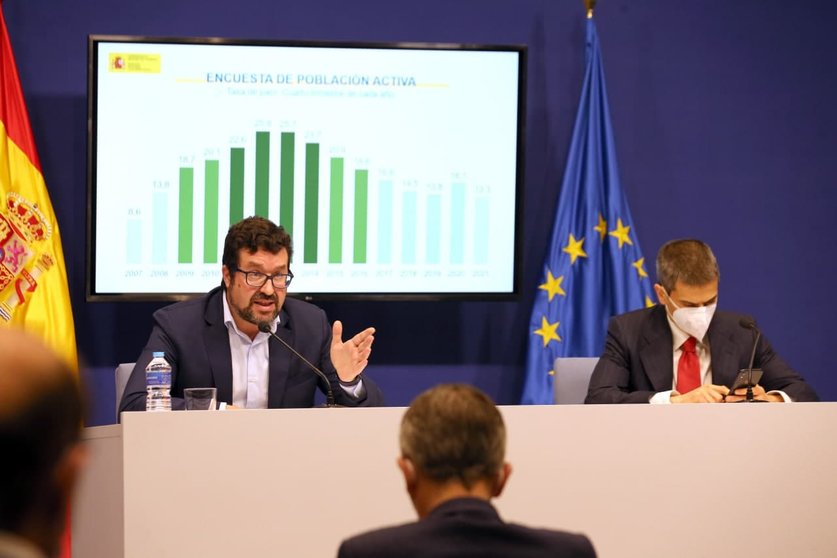 El secretario de Estado de Empleo y Economía Social, Joaquín Pérez, presentando los datos del paro.