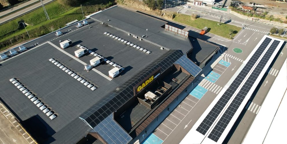 Las placas fotovoltacias se instalaron sobre la cubierta del aparcamiento del Gadis Hiper de Tui.