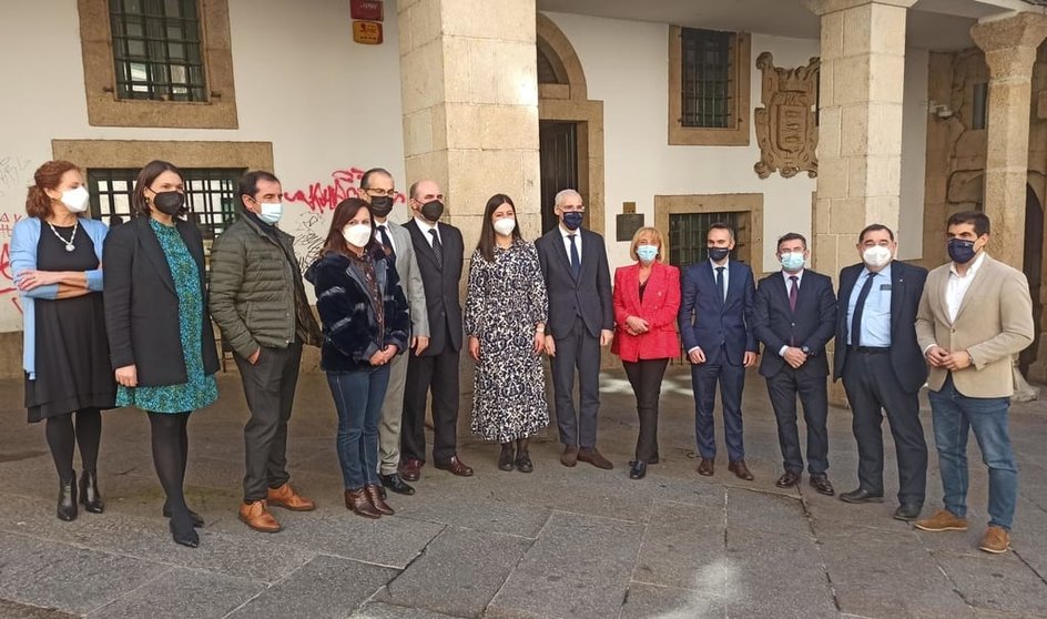 Directiva de la CEO junto al vicepresidente de la Xunta, Francisco Conde, el director del Igape, Fernando Guldrís, y el delegado de la Xunta en Ourense, Gabriel Alén.