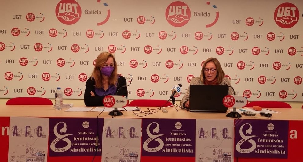 A secretaria de Muller de CCOO,  Mamen Sabio, e a responsable de Igualdade de UGT-Galicia, Trinidad Campos, na rolda de prensa.