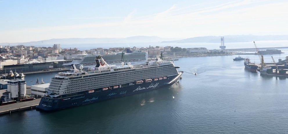 Un crucero atracado en el Puerto de A Coruña.