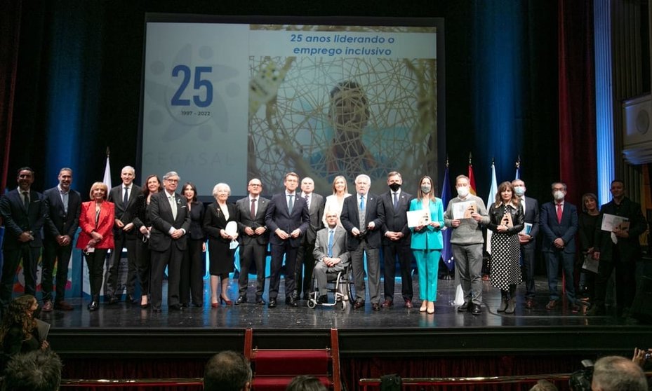 Autoridades y premiados en una foto de familia de la Gala de Cegasal, en el Teatro Principal de Ourense.