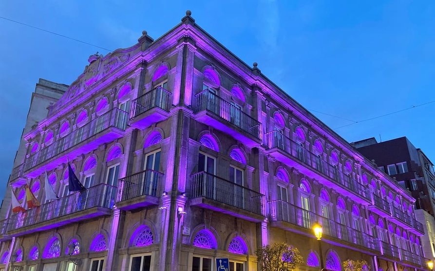 La sede de la Zona Franca de Vigo estará iluminada de lila toda la semana por el 8-M.