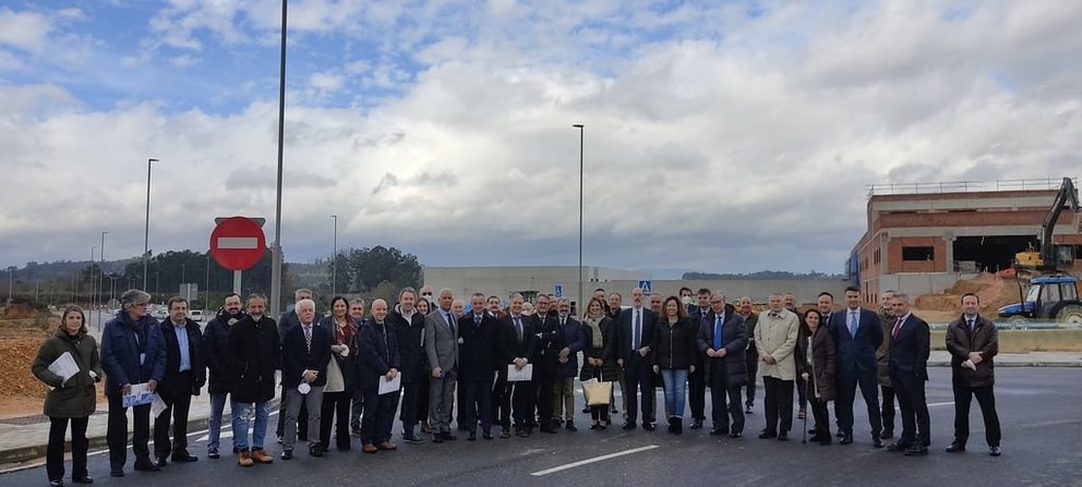 Empresarios y representantes del Puerto de Vigo, la Xunta y el Concello de Salvaterra en la visita a la Plisan.