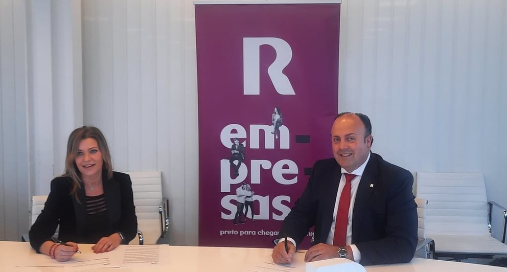 Ana Sánchez, directora de la Asociación para el Progreso 
de la Dirección de la zona Noroeste y Alfredo Ramos, director de R, firmaron el acuerdo.