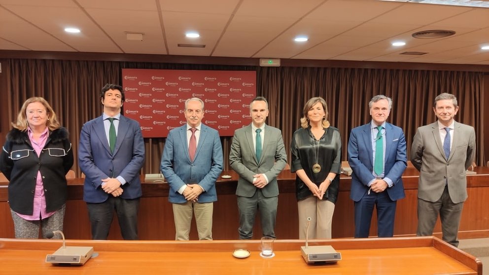 El director del Igape, Fernando Guldrís (centro) con miembros del comité ejecutivo de la Cámara de A Coruña.