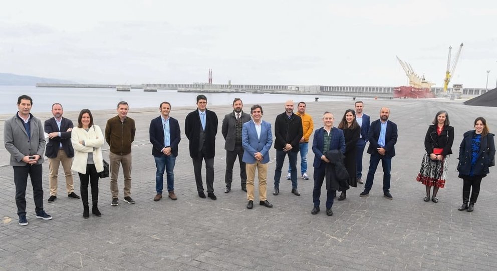 Representantes de GOE-Asime en el Puerto Exterior de A Coruña junto al presidente de la Autoridad Portuaria.