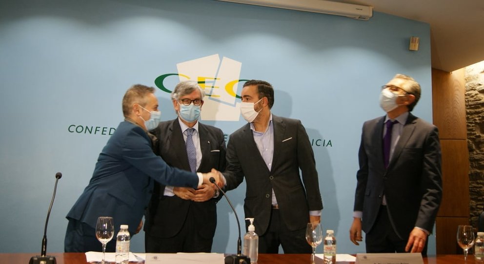 El presidente de la CEG, Juan Vieites (2º por la izq.) y otros dirigentes empresariales en una rueda de prensa reciente.