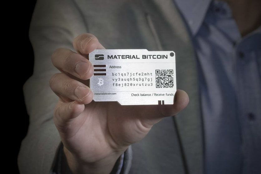 Material Bitcoin ha diseñado una placa que funciona como monedero físico de critpomonedas.