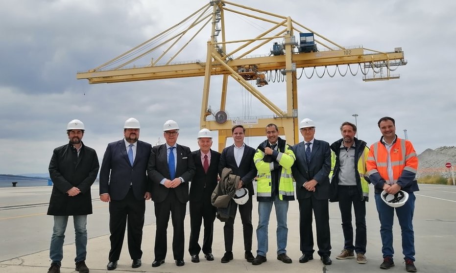 Los representantes empresariales, en su visita al Puerto exterior de Ferrol.