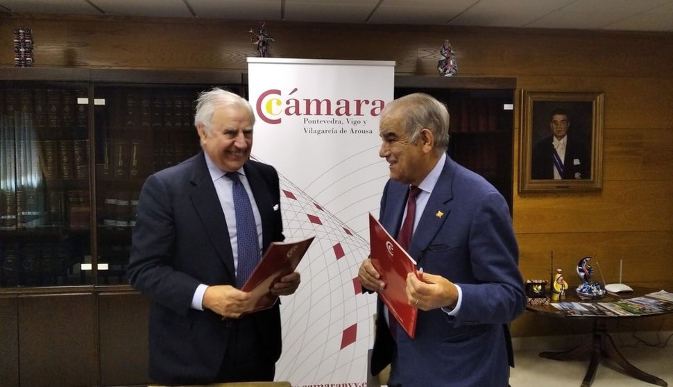 El presidente del Consejo Regulador, Juan Gil de Araujo, y el de la Cámara de Comercio, José García Costas, firmaron el convenio.