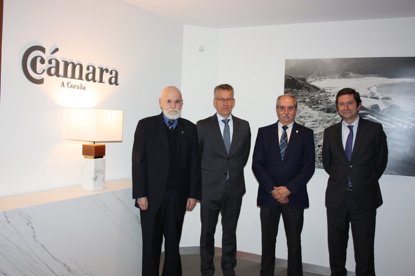 El embajador de Suecia y el cónsul en A Coruña, junto al presidente de la Cámara y su director general.