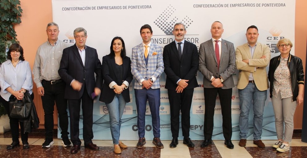 Nueva directiva de la Federación de Comercio de Pontevedra, junto a los presidentes de la FCG y CEP y al director xeral de Comercio e Consumo.