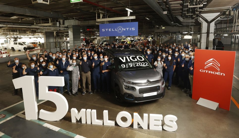 Foto de familia de directivos y trabajadores de Stellantis Vigo con el Citroen Berlingo que es el vehículo 15 millones fabricado en la planta.