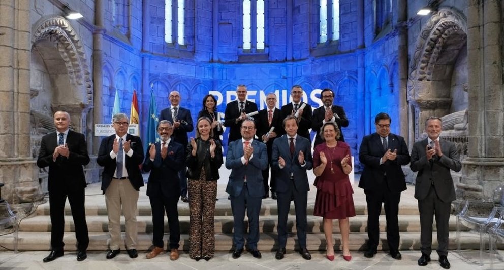Los ganadores de los Premios Galicia Segura 2022 junto a las autoridades presentes en el acto.