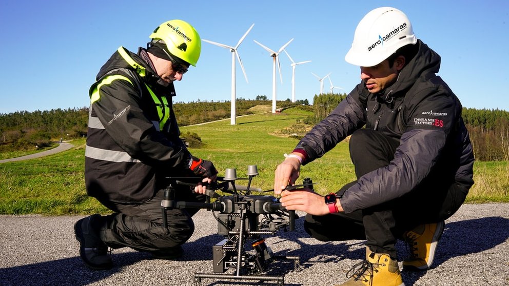 Trabajadores de Aerocámaras realizando una inspección con drones.