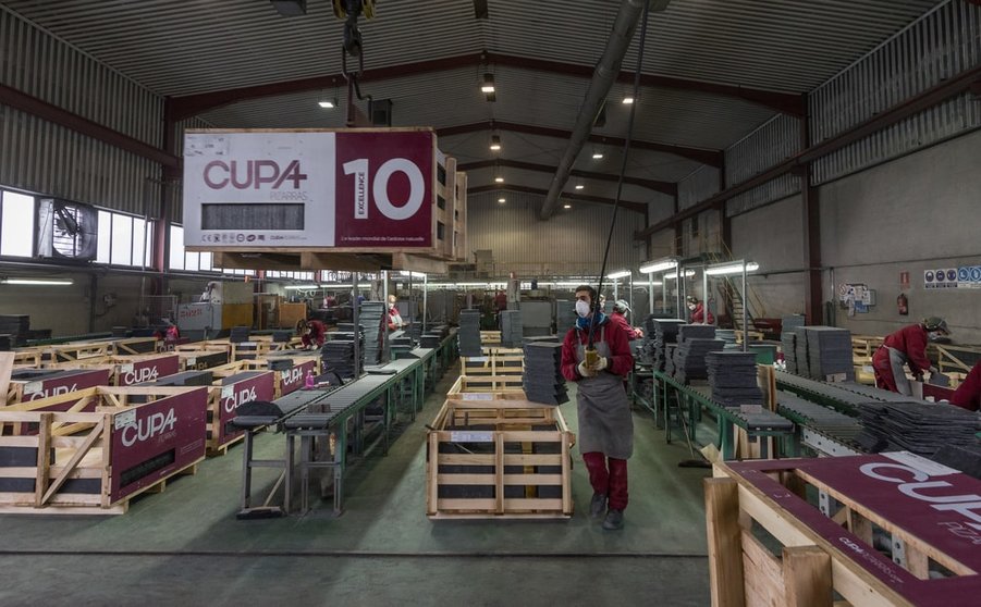 Producción de pizarra en una fábrica de Cupa Group./MANUEL RGUEZ. FDEZ.