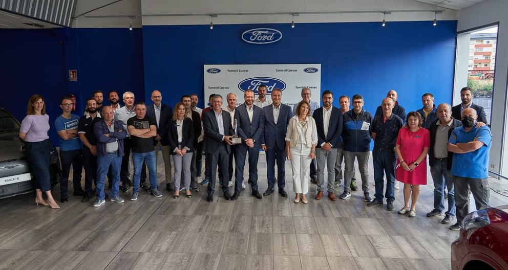 Directivos y empleados de Tomóvil, junto al director general de Ford España, en la entrega del "Chairman Award" en el concesionario de Ourense.