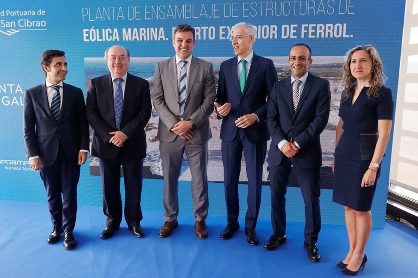 Autoridaes y directivos de Nervión Naval-Offshore en la presentación del proyecto de planta de ensamblaje en el Puerto Exterior de Ferrol.