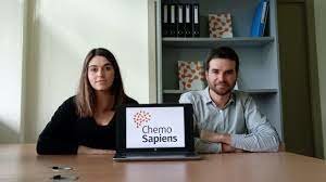Haxel Ozores, fundador y CEO de ChemoSapiens, y Laura Fernandez, del equipo de la compañía.