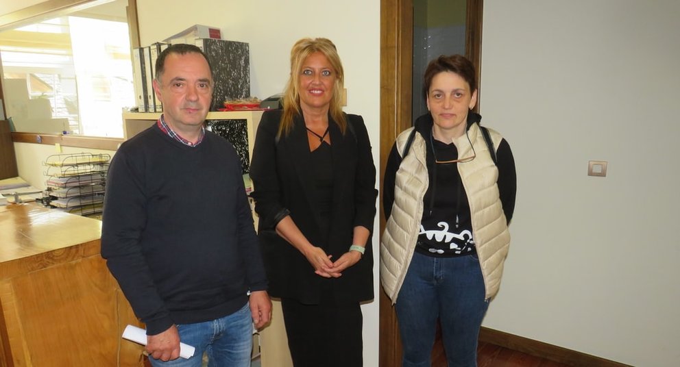 La gerente de SEA, Beatriz Sestayo, entre los propietarios de Embutidos Hermelino, Hermelino Javier Sixto y Maricarmen Trigo.