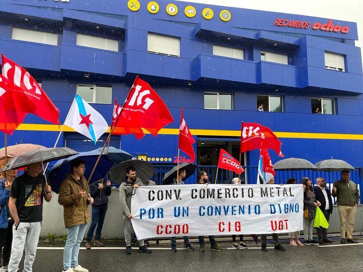 Movilización frente a Recambios Ochoa, en Vigo./CIG.