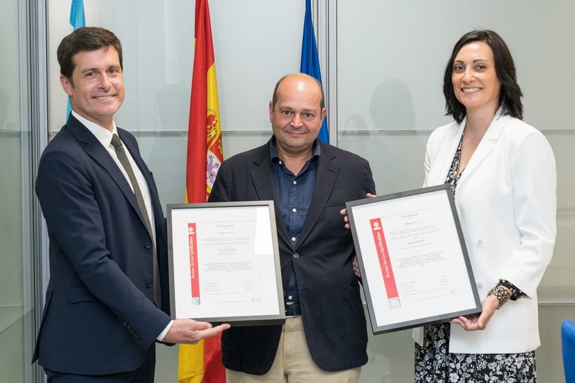 El director general de  Congalsa, Luis Miguel Simarro (en el centro), recibe la certificación.