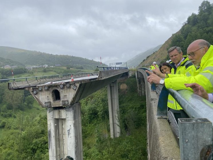 El delegado del Gobierno en Galicia visitó el viaducto de la A-6 afectado por el desplome del tablero./WEB DEL.GOB.GALICIA.