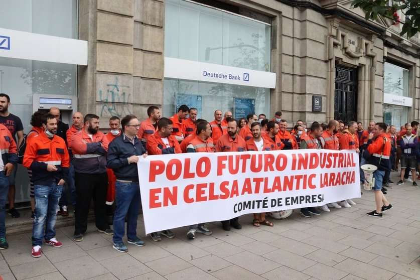 Protesa del comité de empresa de Celsa Atlantic Laracha frente a oficinas de Deutsche Bank en A Coruña.