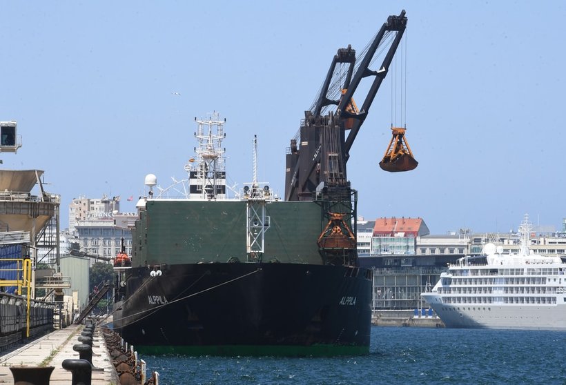 Descarga de maíz ucraniano del buque “Alppila” en el muelle de San Diego del Puerto de A Coruña.