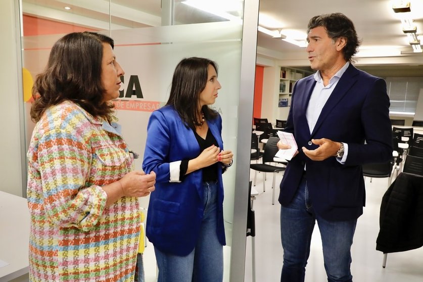 La conselleira María Jesús Lorenzana, con el presidente de la Federación Comarcal de Empresarios de Arousa (Feca), José Luis Vilanova.
