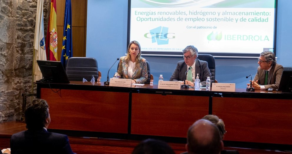 Paula Uría, secretaria xeral de Industria, Juan Vieites, presidente de la CEG, y Francisco Silva, delegado de Iberdrola en Galicia.