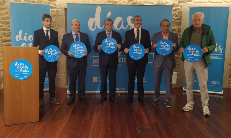 Asistentes á presentación da campaña "Días azuis do comercio galego", na sede da CEG en Santiago.
