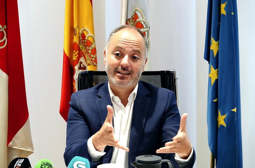 David Regades, en la rueda de prensa de balance de cuatro años al frente de Zona Franca de Vigo.