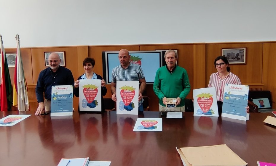 Representantes do Concello da Estrada e da asociación Berries Galicia presentaron a II Feira de Froitos Vermellos.
