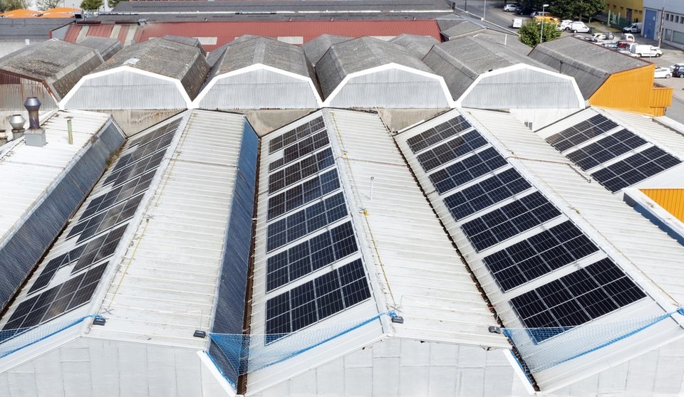 Placas fotovoltaicas en la cubierta del complejo industrial de Cafés Candelas en O Ceao.