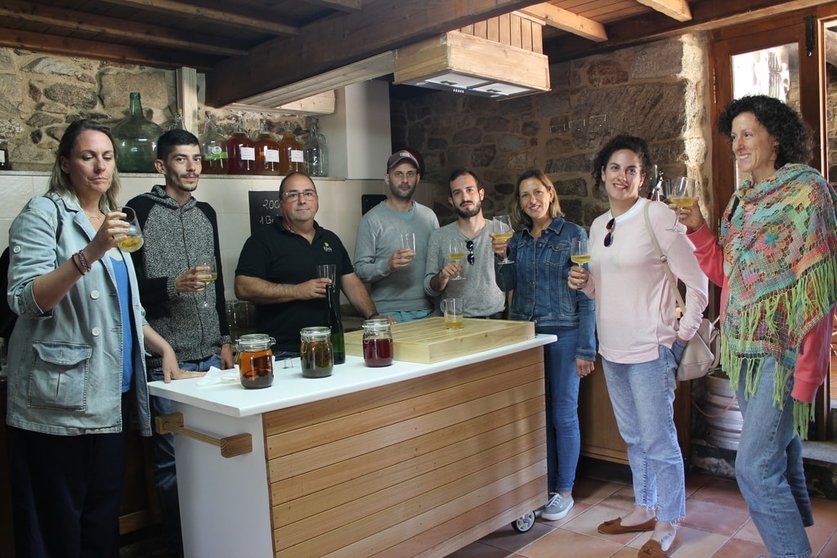 Los participantes en RR_dTerritorio visitaron la pasada semana Sidra Ribela, una empresa familiar de A Estrada.