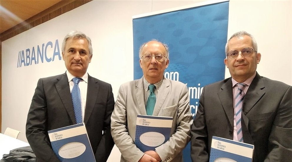 Los profesores Francisco Armesto, Fernando González Laxe y Patricio Sánchez presentaron el Informe de Coyuntura Socioeconómica en Santiago.