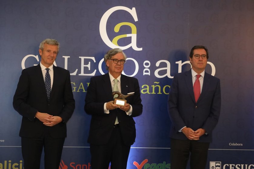 Juan Manuel Vieites, con el galardón "Galego do Ano", entre el presidente de la Xunta y el de la CEOE.