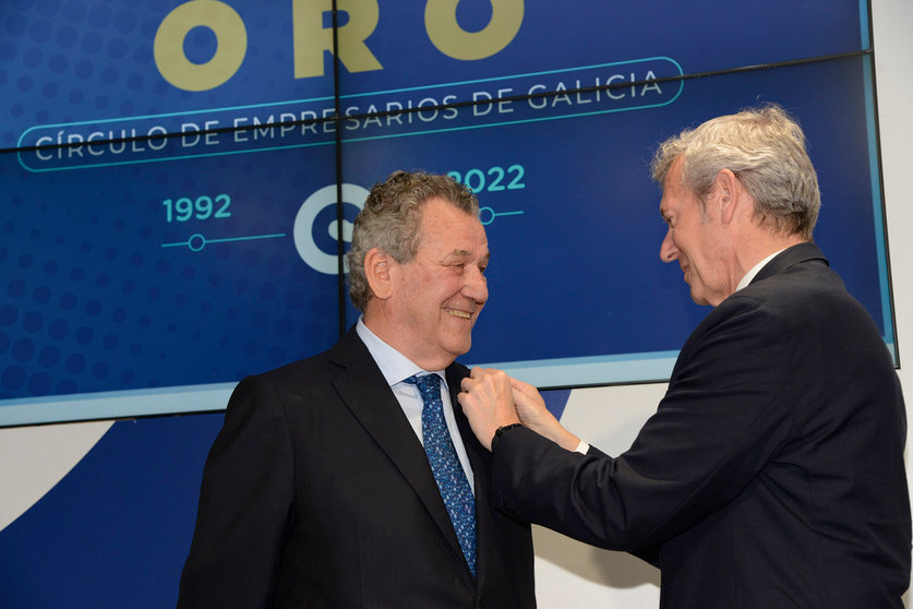 Jaimé Borrás recibe la Medalla de Oro del Círculo de manos del presidente de la Xunta, Alfonso Rueda.