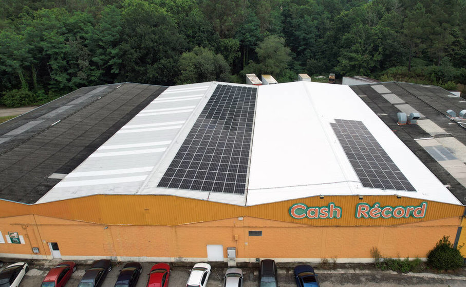 Paneles fotovoltaicos en la cubierta del Cash Record de Vegalsa-Eroski en Ponteareas.