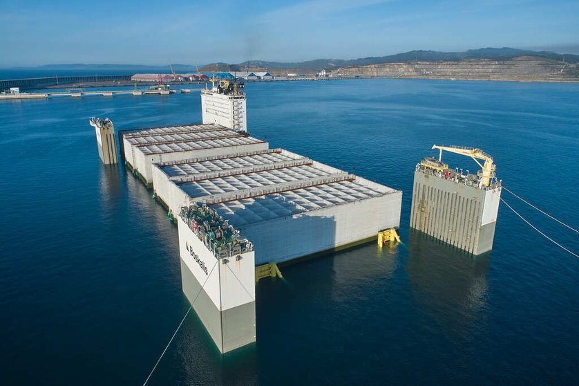 La carga de 90.000 toneladas en cajones de hormigón con destino a Filipinas ha contribuido al incremento del tráfico de mercancía general en el Puerto de A Coruña.