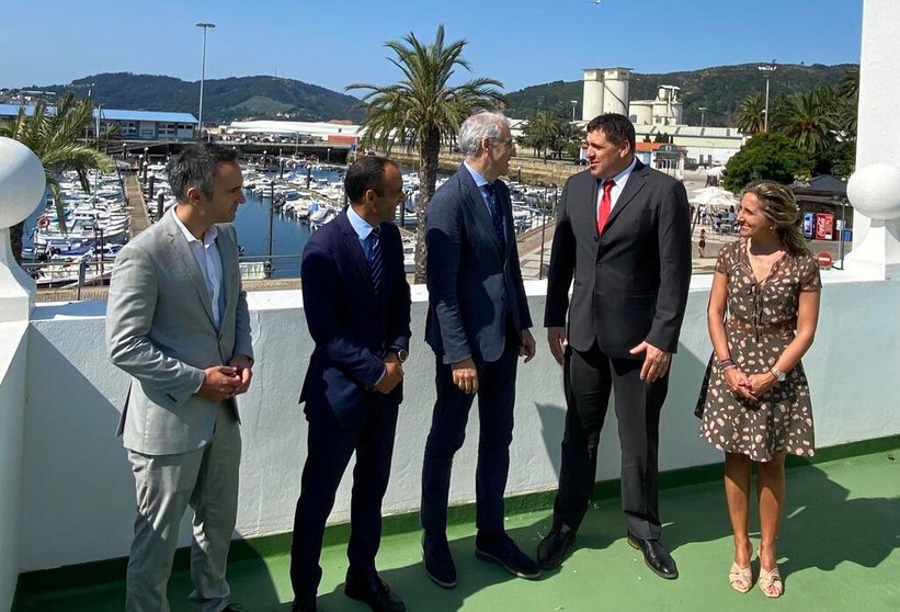 El vicepresidente económico de la Xunta (centro) junto al director del Igape, el presidente de la APFSC, el responsable de Sentury y la delegada de la Xunta en Ferrol.